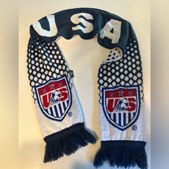 USA Soccer Scarf with Fringe! Red, white, and blue! Official merchandise. Unisex - Picture 1 of 9